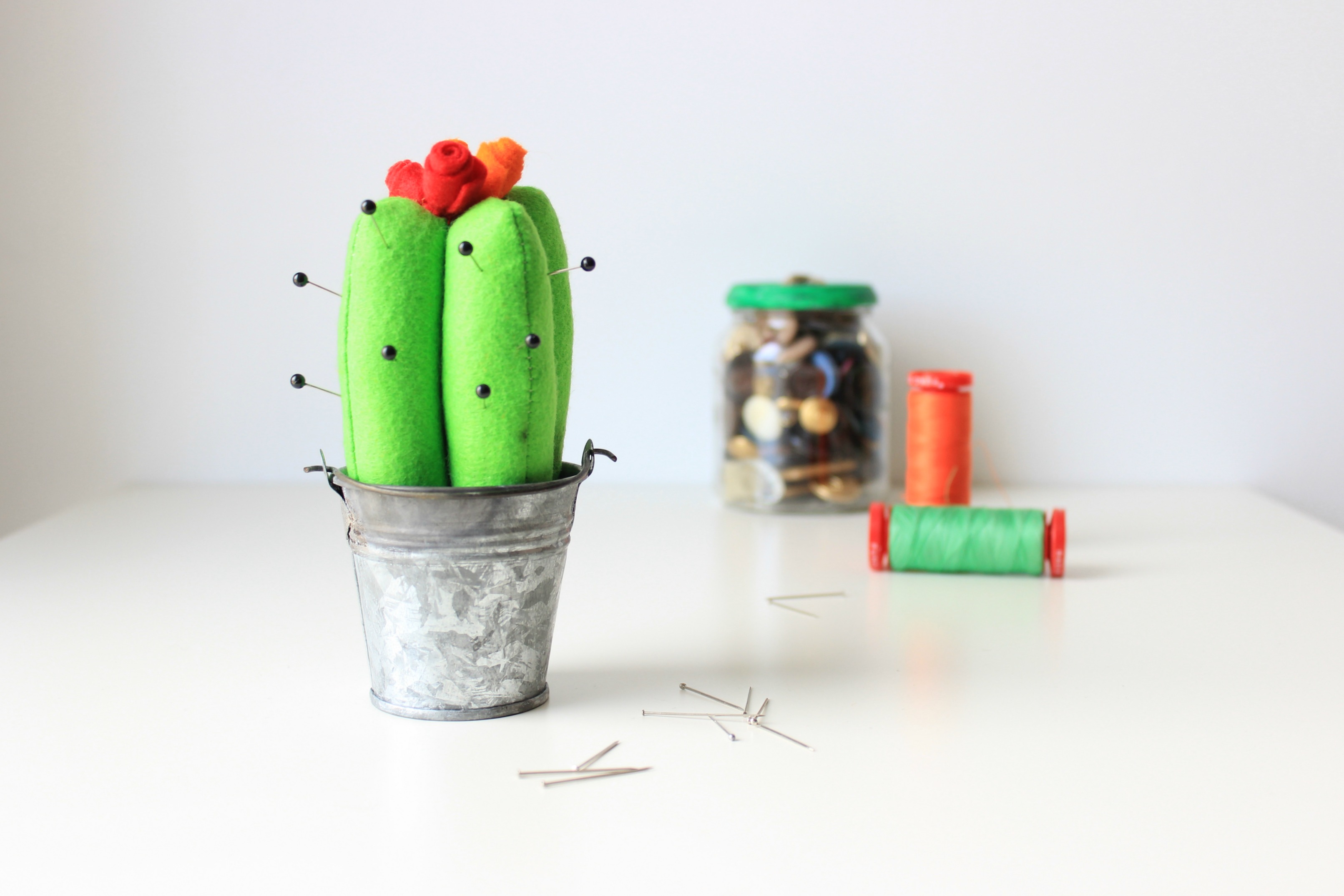 puntaspilli fai da te in tessuto a forma di cactus