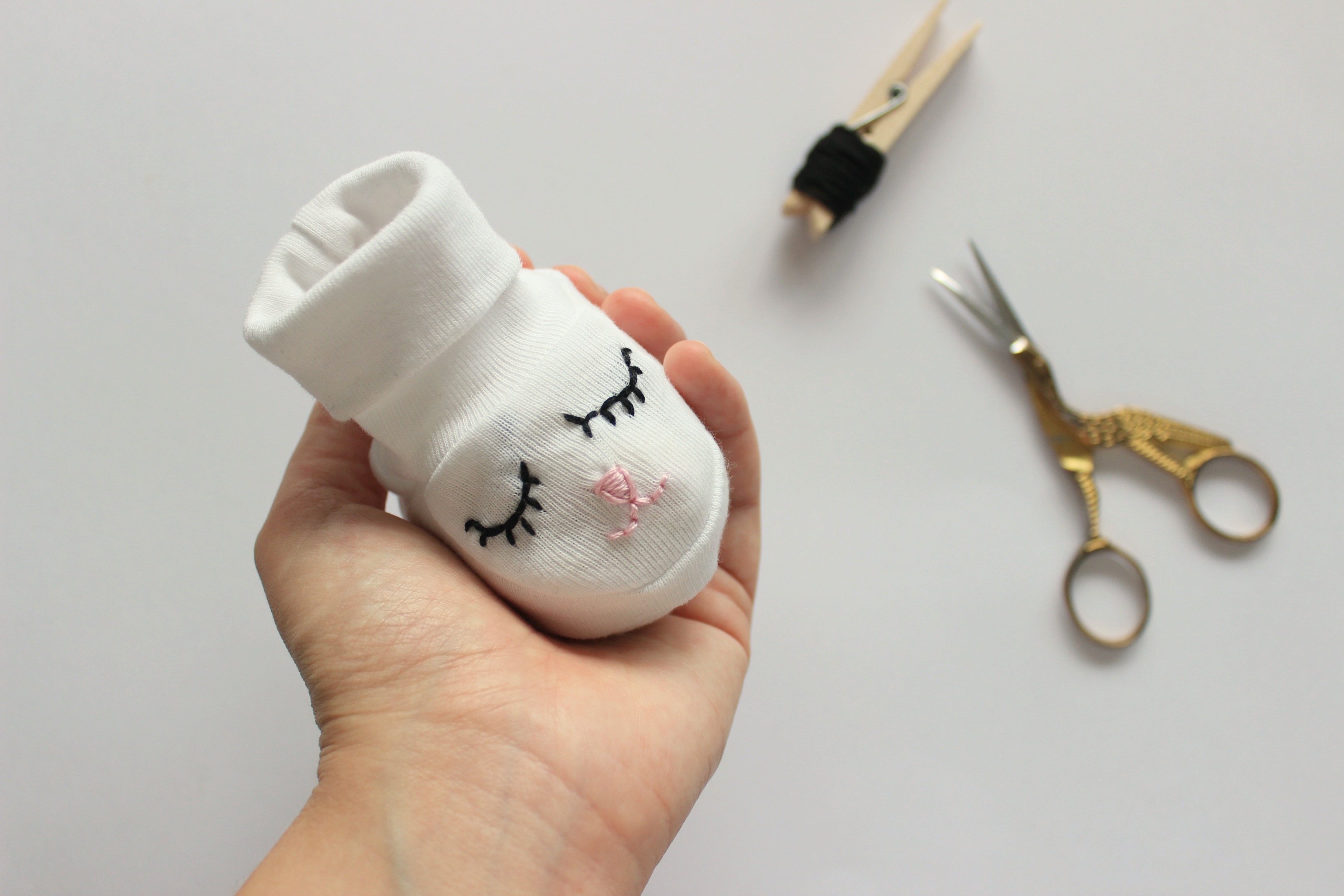 come cucire scarpette per neonato fai da te ricamo coniglio fatto a mano