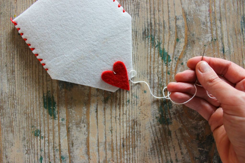 cuore rosso feltro pannolenci busta da lettera tutorial cucito creativo