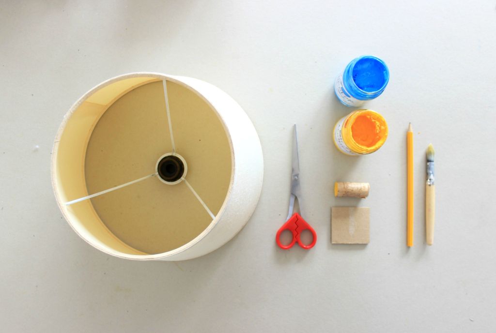 Cosa occorre per dipingere dei fiori con timbri fai da te e rinnovare il paralume di una lampada