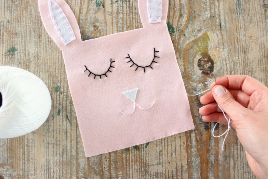 come cucire un sacchetto porta ovetti cioccolatini di pasqua coniglietto rosa