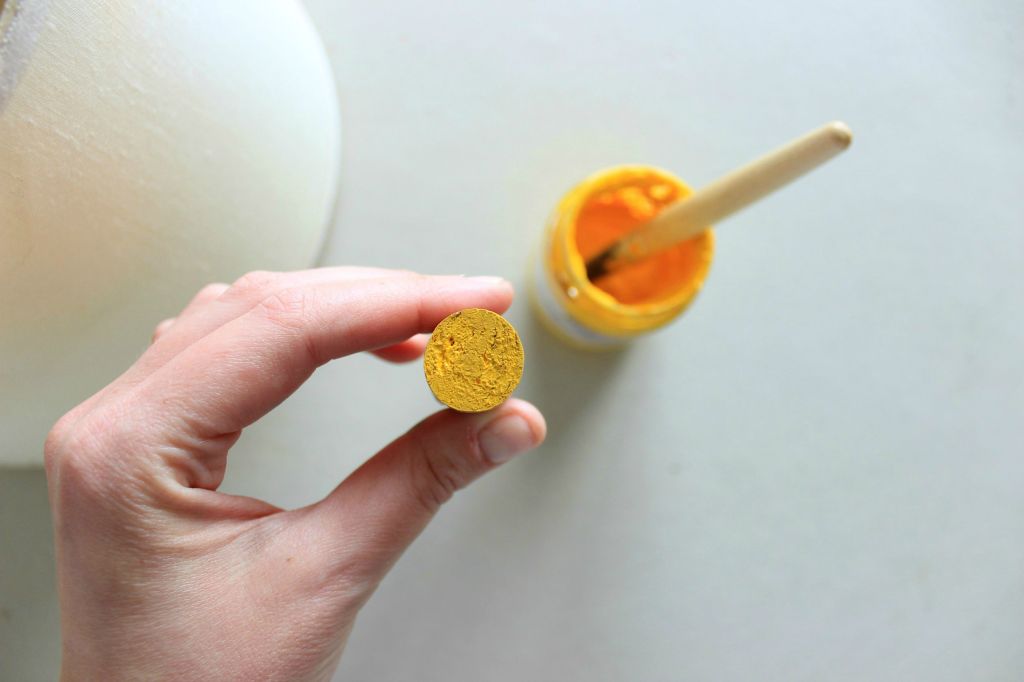 Come dipingere fiori con timbri realizzati in materiali di recupero