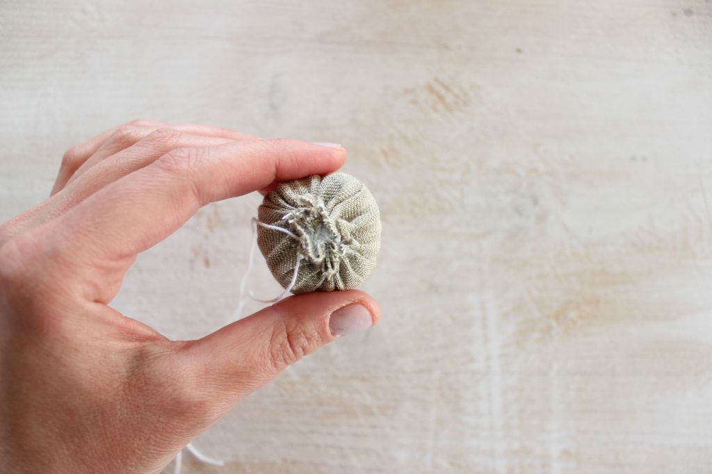 fiore decorativo fatto a mano in stoffa per applicare su borse abiti accessori