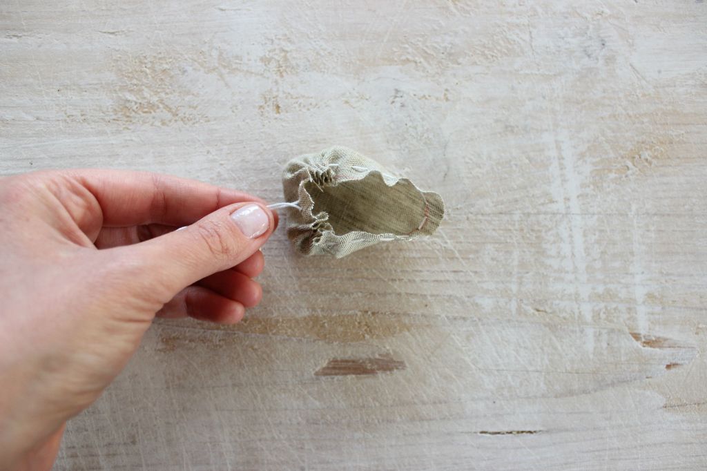 come creare fiori decorativi con ritagli di tessuto cotone