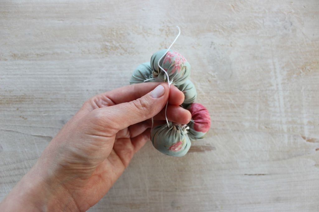 come realizzare facilmente un fiore di stoffa con ritagli di tessuto fantasia 