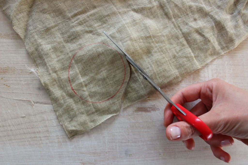 come realizzare facilmente dei fiori di tessuto