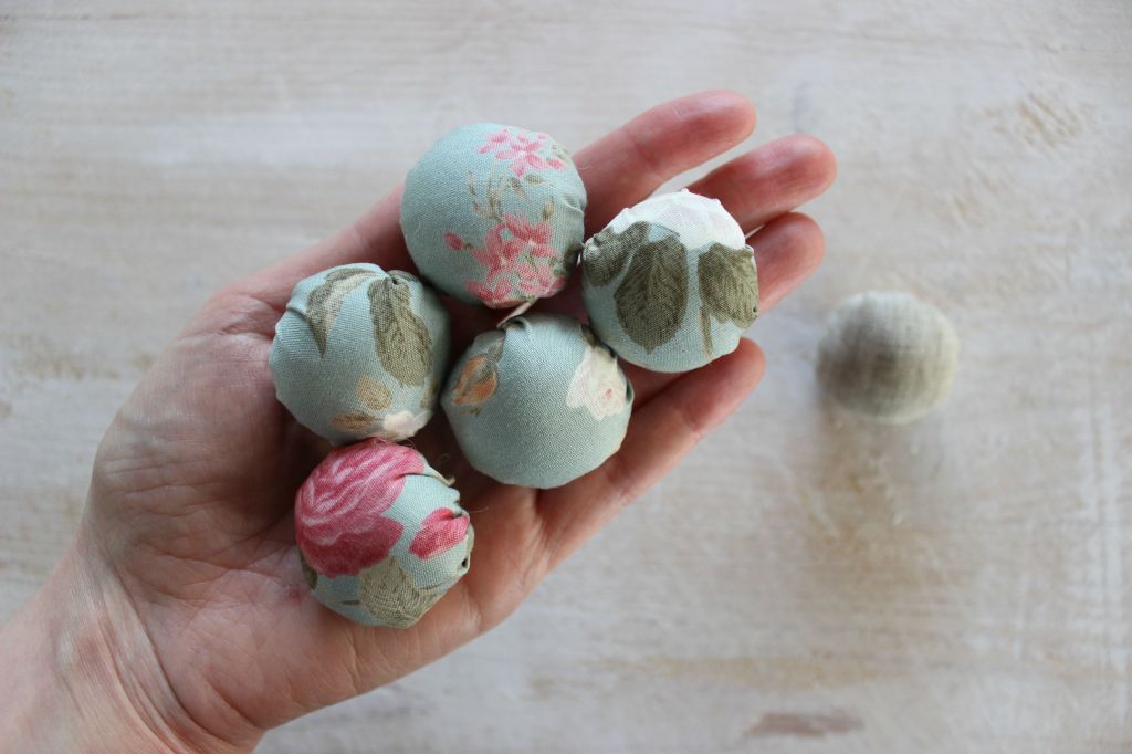 fiore di stoffa fatto a mano in tessuto riciclato