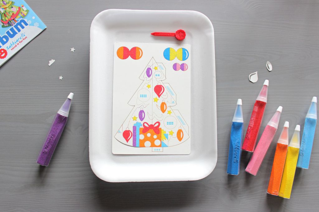 matite colorate per decorare un albero di natale di carta tridimensionale