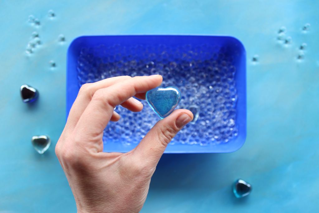 come realizzare un gioco fai da te con le perle sensoriali d'acqua