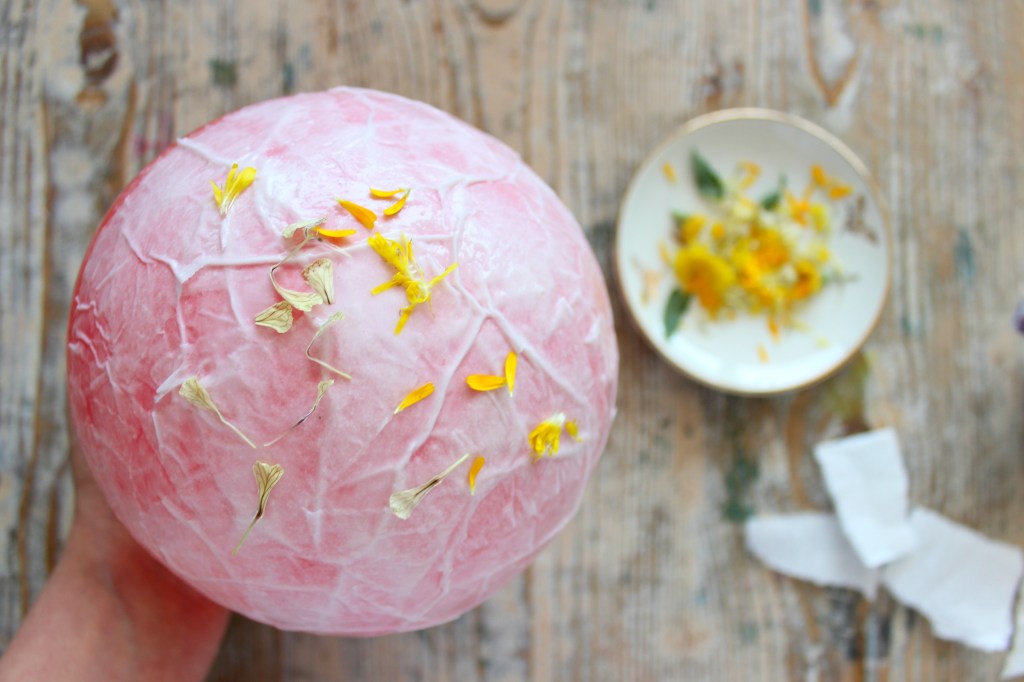 lanterna romantica fatta a mano con carta velina e fiori di campo