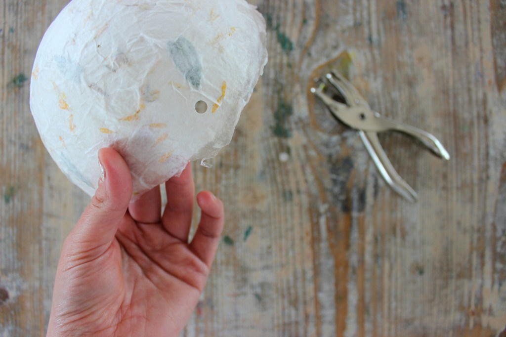 lampada di carta fatta a mano con fiori essiccati