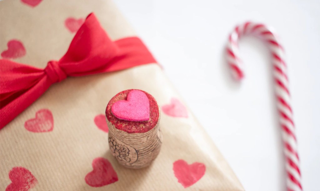come realizzare un timbro fai da te a forma di cuore per personalizzare i pacchi regalo
