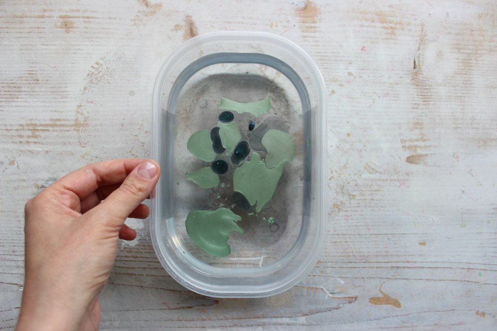 come riciclare in modo originale gli smalti per unghie colorati